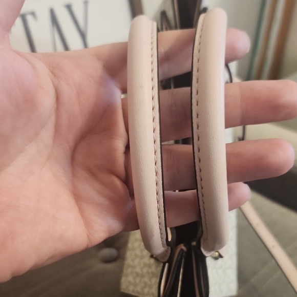 Michael Kors Signature Crossbody Bag/Satchel in Pink and Cream - Picture 13 of 13